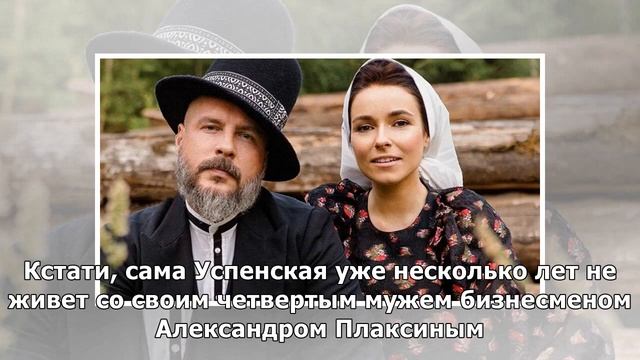 «Я очень люблю свою семью»: Татьяна Плаксина поделилась редким снимком молодых родителей