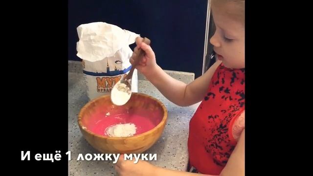 Милана готовит блинчики розовые девочка в 5 лет готовит сама смотреть онлайн