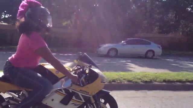 Девушка байкер повиляла попой. Girl biker influenced booty.