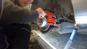 Гольф / GOLF 5 Ремонт пыльника тормозного диска Schutzublech hinten wechseln #пыльник #тормоза #gol