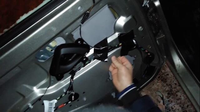 АвтоВАЗ зажрался. Устанавливаем динамики и магнитолу в Lada Granta FL сами.
