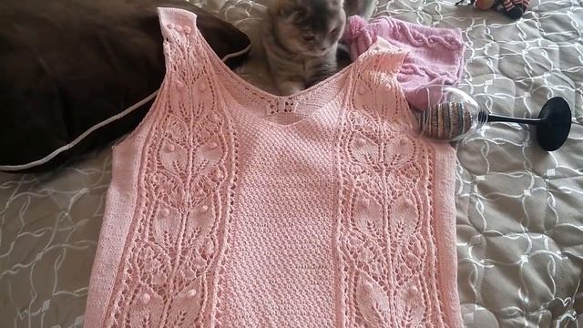 Обзор стильной розовой маечки ручного вязания спицами из пряжи Пехорка "Жемчужная"