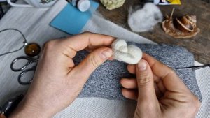 Брошка-сплюшка из шерсти. Бесплатный мастер-класс для тех, кому сложно даются мордашки