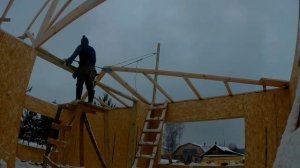 Установка фермы МЗП вертикально без крана в одни руки.  Raising wooden truss without crane.