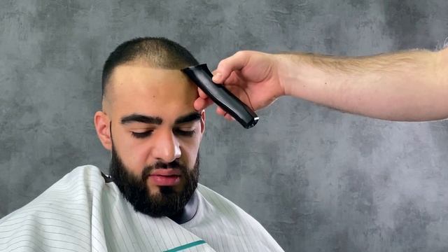 Короткая мужская стрижка и стрижка бороды Short mens haircut and beard