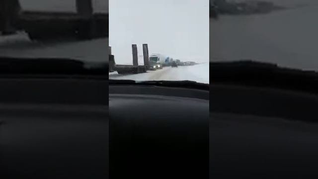 Объездная д.Каменное - с. Завьялово. Огромная пробка из большегрузов.