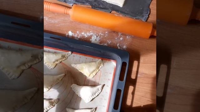 Слоеные пирожки: сладкие с творогом и с брынзой!))
