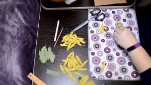 Георгин из гофрированной бумаги с конфетой