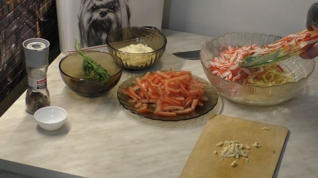САЛАТ С КРАБОВЫМИ ПАЛОЧКАМИ, СЫРОМ И ПОМИДОРАМИ смотреть онлайн