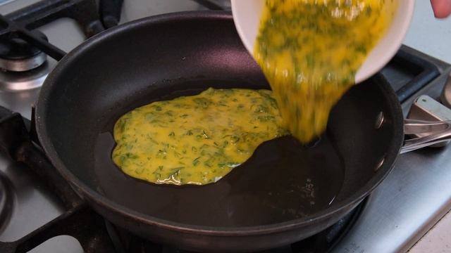 Омлет - ролл с сыром. Вкуснейший завтрак.