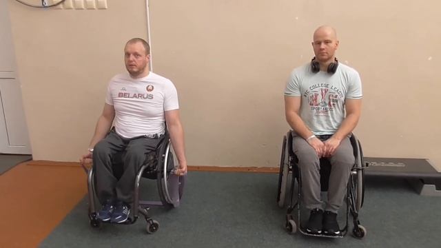 Упражнения с резиновой лентой для спортсменов инвалидов на коляске