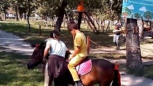 Катаемся на пони - Ein Pony reiten