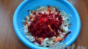 Салат из капусты со свеклой и чесноком