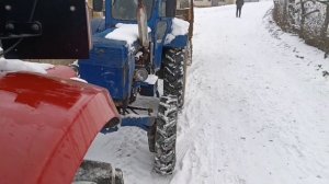 Трактор Başak буксирует Трактор Т-40 с прицепом полный грузом на снегу ?