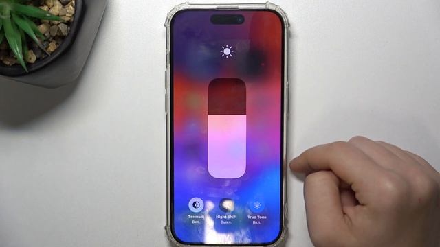 iPhone 15 Pro | Как включить автояркость на iPhone 15 Pro - Настройки яркости iPhone 15 Pro смотреть онлайн