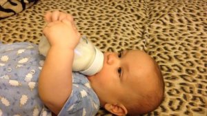 Сами пьем из бутылочки