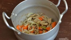 Мясо в горшочке с картошкой и грибами
