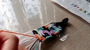 Процесс плетения фенечки с котиками.