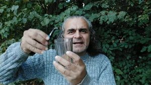 Как чистить лезвия станка во время бритья.
