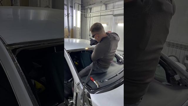 Удаление ржавчины на кромке лобового стекла и крышке багажника с помощью лазера смотреть онлайн