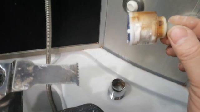 Ремонт смесителя душевой кабины замена. Shower faucet repair. смотреть онлайн