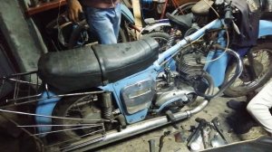 А вы говорите подсос воздуха! Заводим советский Мотоцикл Иж с открученым карбом! Работает!