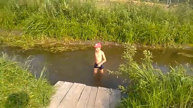 в поварне купаемся с братом на речке!!! смотреть онлайн