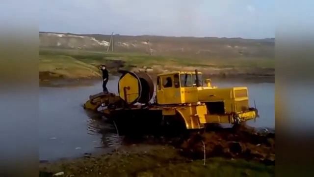 ?? Гусеничный трактор Кировец тянет кабель и форсирует реку??