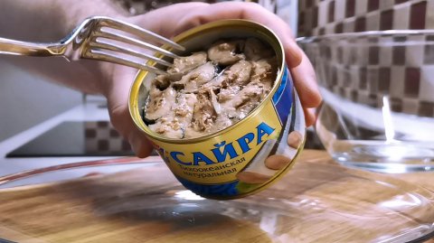 Салат с сайрой, необычайно вкусный САЛАТ из КОНСЕРВОВ на скорую руку, 10 минут и готово!.mp4