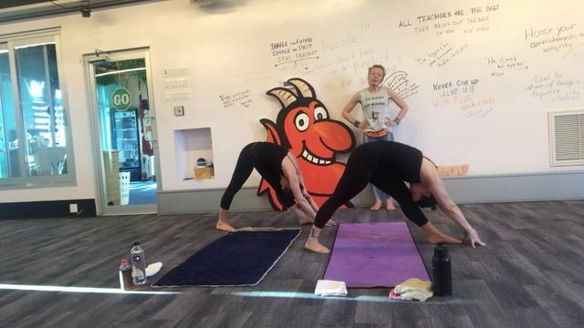 Bikram Yoga Class 75 min смотреть онлайн