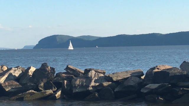 Sailing on The Hudson River seen from Croton's Senasqua Park смотреть онлайн