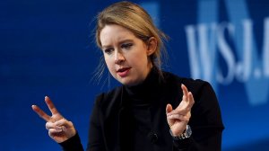 Основательница Theranos Элизабет Холмс собиралась покинуть США после вынесения приговора