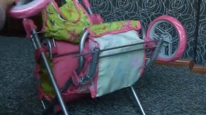 Ева собирает коляску для кукол "Beby TILLY"
