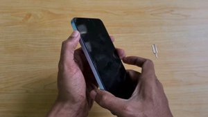 Realme C30 : Insert SIM & MicroSD card