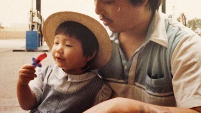 10 лет она делает фото бездомных. Встретив этого человека возле мусорки, она не верит своим глазам смотреть онлайн