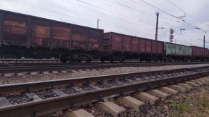 Их так мало! Грузопассажирский электровоз 2ЭЛ4-004 следует с грузовым поездом.