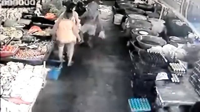 Хотел полапать девушку и расплатился смотреть онлайн