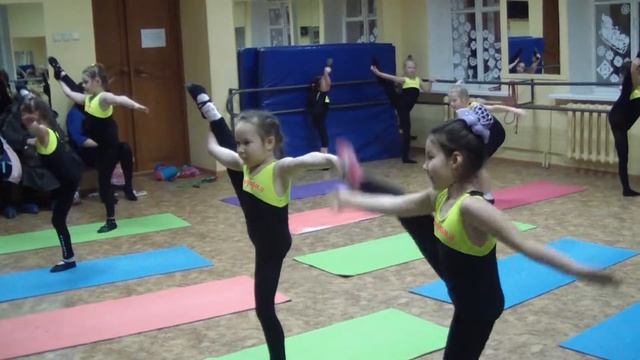 Открытый урок Ансамбля эстрадного танца «Сюрприз» ДДТ Первомайского р-на г. Ижевска 25.12.2017