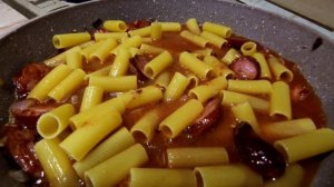 Колбаса с макаронами и сыром на сковородке просто бомба