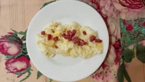 Скрэмбл с сыром и сырокопченой колбаской - Scramble with cheese and smoked sausage