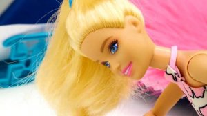 Блогер Барби обновила мебель – Игры в куклы для девочек – Дом Барби