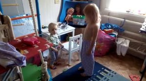 Сестра воспитывает младшего брата