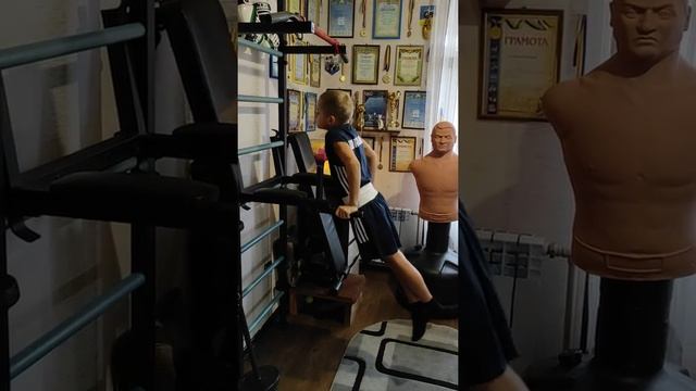 Шарамков Илья 9 лет боксер ( отжимание на брусьях 35 раз ) смотреть онлайн