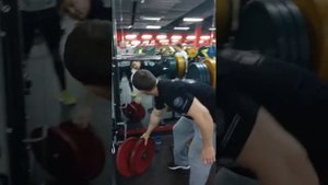 А ты можешь надеть на штангу блин весом 25 кг одной рукой