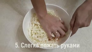 Салат из капусты с морковью и чесночком «Пикантный» – пошаговый видеорецепт