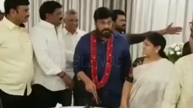 కోపంతో దండ విసిరి పడేసాడు చిరంజీవి😰: Chiranjeevi Fired On Wife Surekha in his Birthday Celebrations смотреть онлайн