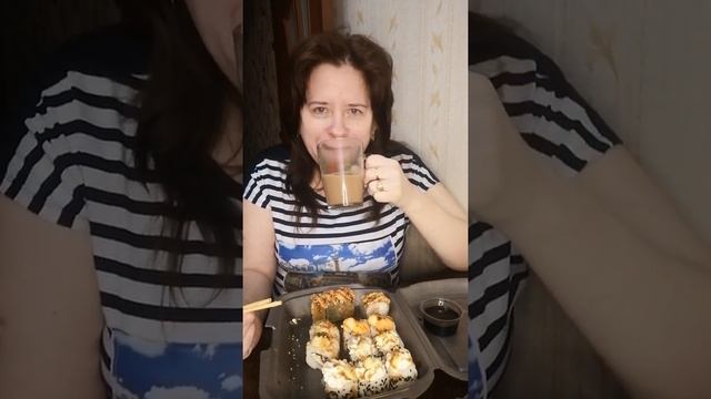 МУКБАНГ.  Роллы ем за обе щёки?#емнакамеру #mukbang