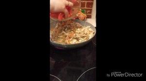 Фунчоза с курицей, грибами и овощами.