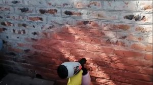 Покраска краскораспылителем старых кирпичных стен