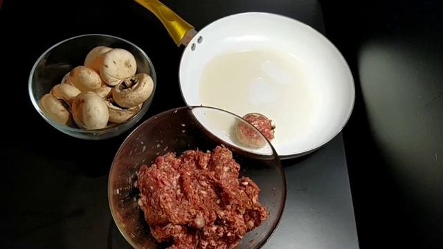 ФАРШИРОВАННЫЕ ШАМПИНЬОНЫ, ТУШЁНЫЕ В СМЕТАНЕ/ГОТОВИМ ГРИБЫ